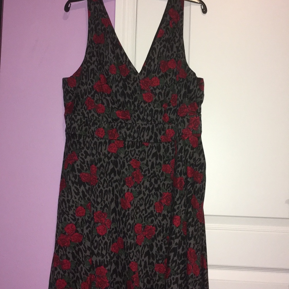 Strapless v-neck dress. Leopard roses
